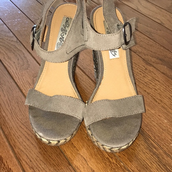 Wedges with beading in grey - Picture 6 of 6